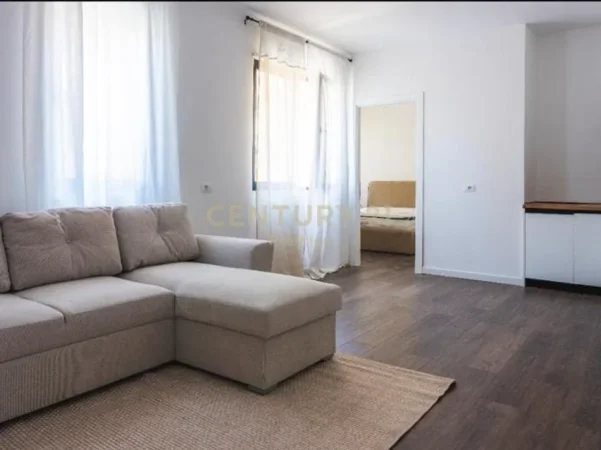 Tirane, jepet me qera apartament 1+1+Ballkon Kati 1, 64 m² 600 € (Stacioni i Trenit)