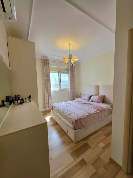 SHITET: Apartament 2+1+2🚾 & 1 Ballkon📍Liqeni Thatë - (Kompleksi FZ) 105m² 🌇 Kati 5 🔥Me Hipotekë, I Mobiluar (230.000€ 💸) 🌐