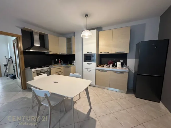 Tirane, jepet me qera apartament 2+1+Ballkon Kati 2, 118 m² 900 € (Drejtoria e Higjenes)