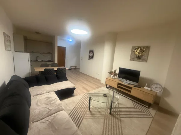 Tirane, jepet me qera apartament 1+1 Kati 2, 70 m² 600 € (Kopeshti botanik)