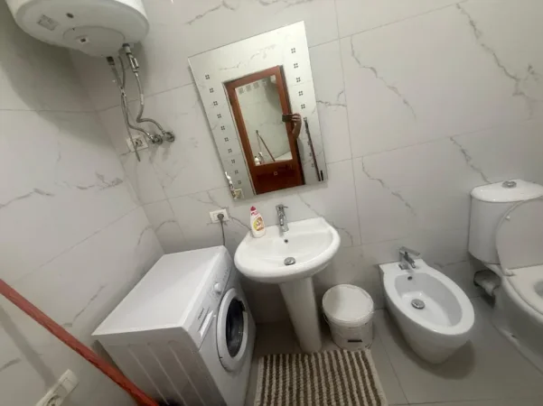 Tirane, jepet me qera apartament 1+1 Kati 2, 70 m² 600 € (Kopeshti botanik)