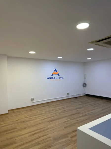 Tirane, jepet me qera dyqan Kati 2, 60 m² 643 €