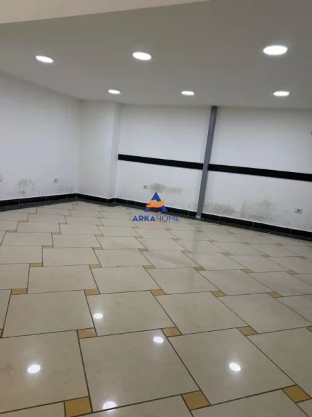 Tirane, jepet me qera dyqan Kati 2, 60 m² 643 €