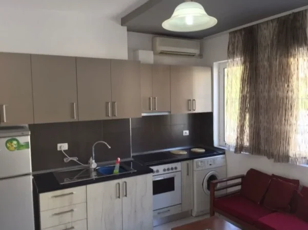 Tirane, jepet me qera apartament 1+1 Kati 1, 40 m² 400 € (Rruga fortuzi)