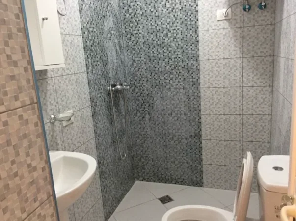 Tirane, jepet me qera apartament 1+1 Kati 1, 40 m² 400 € (Rruga fortuzi)