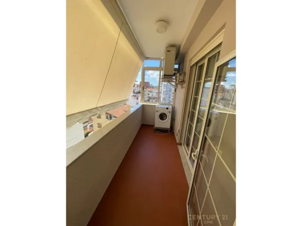 Tirane, jepet me qera apartament 1+1+Ballkon Kati 7, 70 m² 750 € (Pazari i Ri)