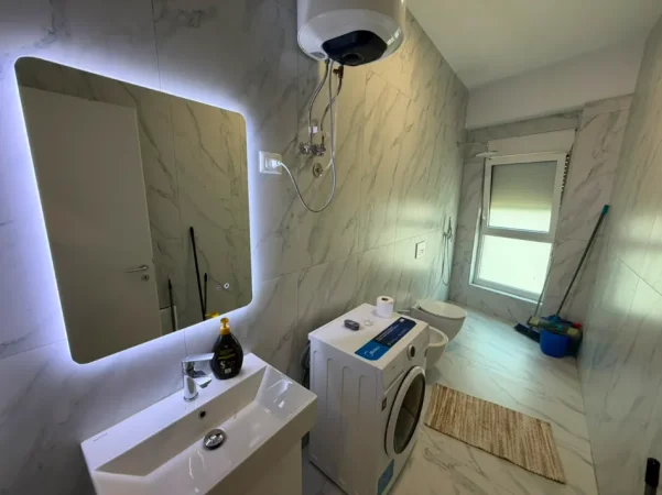Tirane, jepet me qera apartament 1+1 Kati 7, 60 m² (Ali Demi)