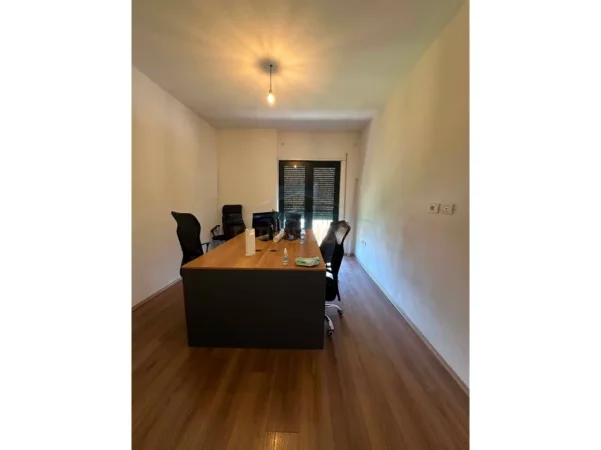 Tirane, jepet me qera ambjent biznesi Kati 7, 137 m² 700 € (Green City)