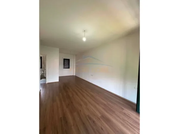 Tirane, jepet me qera ambjent biznesi Kati 7, 137 m² 700 € (Green City)