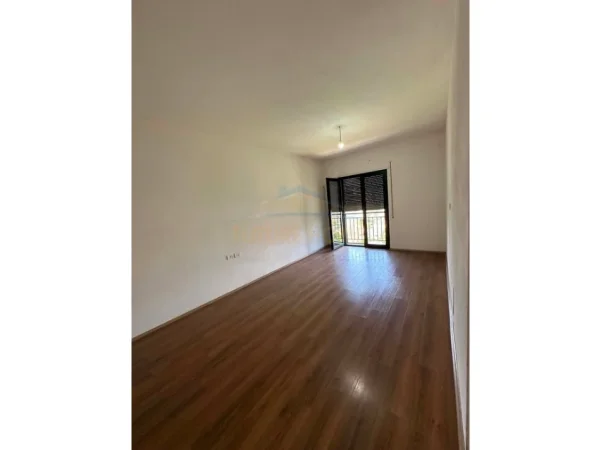 Tirane, jepet me qera ambjent biznesi Kati 7, 137 m² 700 € (Green City)