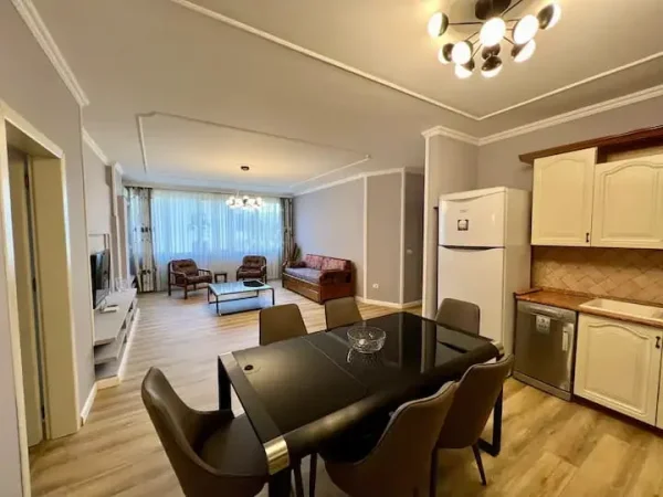 Tirane, jepet me qera apartament 2+1 , 120 m² 1.000 € (Rruga Faik Konica,Arena)