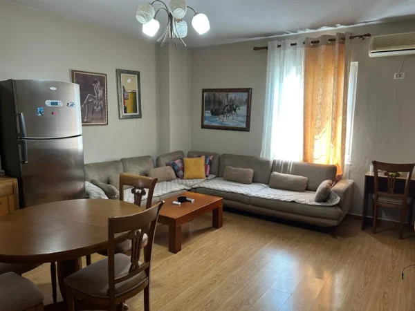 Tirane, jepet me qera apartament 2+1 Kati 3, 100 m² 600 € (Rruga Shahin Toçi)