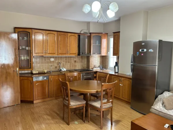 Tirane, jepet me qera apartament 2+1 Kati 3, 100 m² 600 € (Rruga Shahin Toçi)