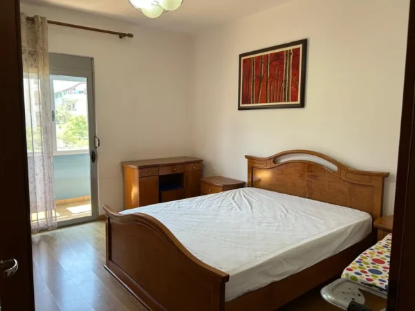 Tirane, jepet me qera apartament 2+1 Kati 3, 100 m² 600 € (Rruga Shahin Toçi)
