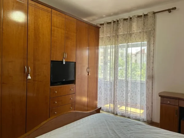 Tirane, jepet me qera apartament 2+1 Kati 3, 100 m² 600 € (Rruga Shahin Toçi)