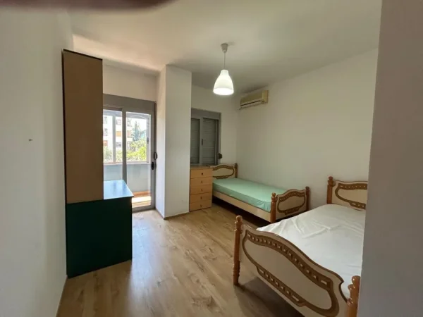 Tirane, jepet me qera apartament 2+1 Kati 3, 100 m² 600 € (Rruga Shahin Toçi)