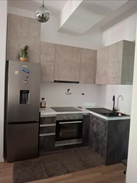 Tirane, jepet me qera apartament 1+1 Kati 8, 70 m² 500 € (ALI DEMI)