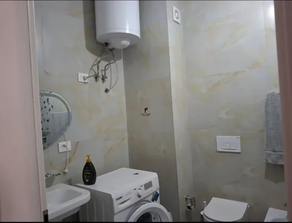 Tirane, jepet me qera apartament 1+1 Kati 8, 70 m² 500 € (ALI DEMI)