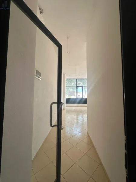 Tirane, jepet me qera dyqan Kati 1, 36 m² 450 € (Astir)