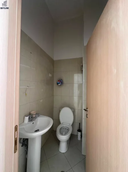 Tirane, jepet me qera dyqan Kati 1, 36 m² 450 € (Astir)