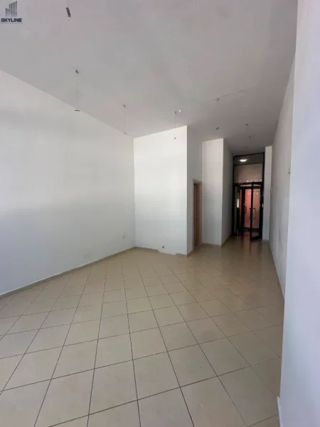 Tirane, jepet me qera dyqan Kati 1, 36 m² 450 € (Astir)