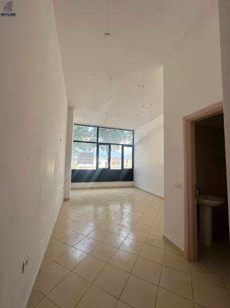 Tirane, jepet me qera dyqan Kati 1, 36 m² 450 € (Astir)