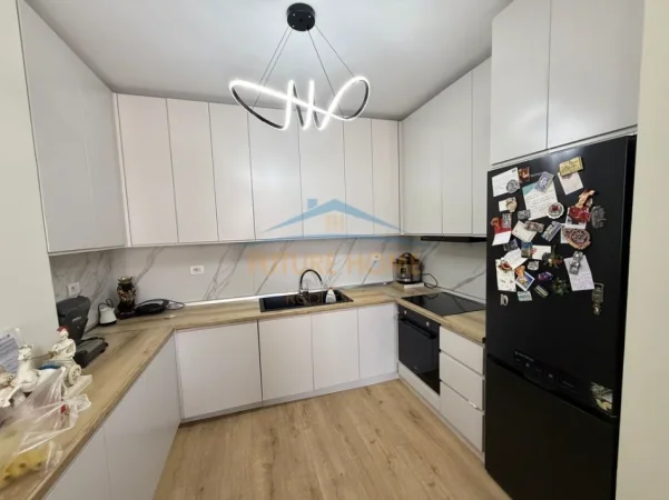 Tirane, shitet apartament 2+1 Kati 8, 90 m² 153.000 €