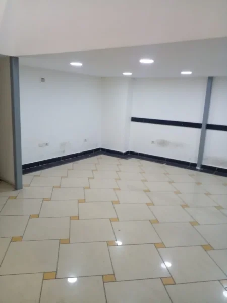 Tirane, jepet me qera ambjent biznesi Kati 0, 60 m² 600 € (9 Katëshet-Galeria)