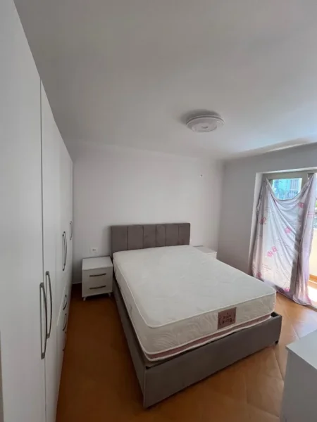 Tirane, jepet me qera apartament 1+1 Kati 1, 60 m² 500 € (Rruga e Dibrës)