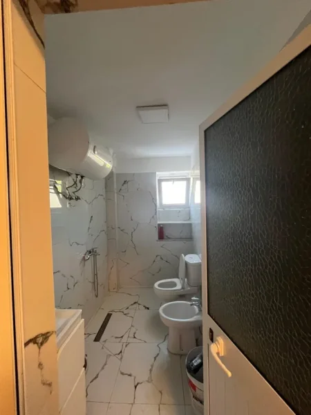 Tirane, jepet me qera apartament 1+1 Kati 1, 60 m² 500 € (Rruga e Dibrës)