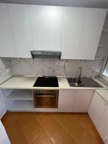 Tirane, jepet me qera apartament 1+1 Kati 1, 60 m² 500 € (Rruga e Dibrës)