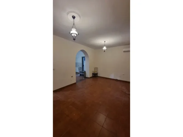 Tirane, shitet apartament 3+1+Ballkon Kati 2, 116 m² 245.000 € (Rruga e Kavajes)