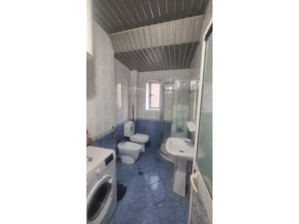 Tirane, shitet apartament 3+1+Ballkon Kati 2, 116 m² 245.000 € (Rruga e Kavajes)