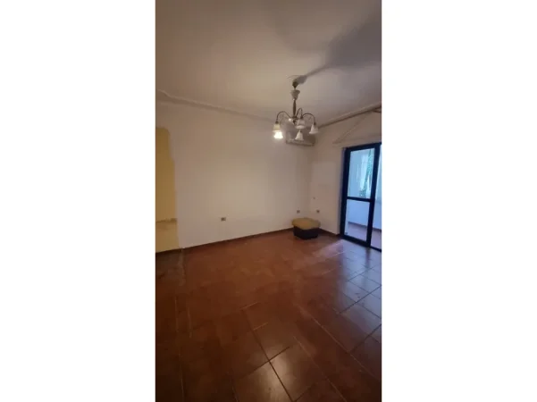 Tirane, shitet apartament 3+1+Ballkon Kati 2, 116 m² 245.000 € (Rruga e Kavajes)