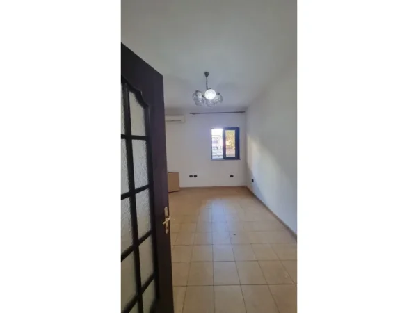 Tirane, shitet apartament 3+1+Ballkon Kati 2, 116 m² 245.000 € (Rruga e Kavajes)
