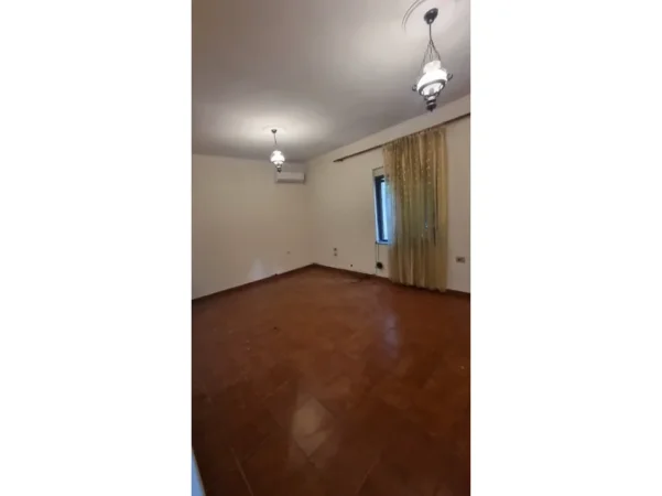 Tirane, shitet apartament 3+1+Ballkon Kati 2, 116 m² 245.000 € (Rruga e Kavajes)