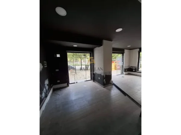 Tirane, jepet me qera dyqan , 80 m² 3.000 € (21 Dhjetori)