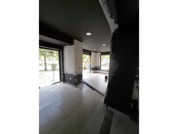 Tirane, jepet me qera dyqan , 80 m² 3.000 € (21 Dhjetori)