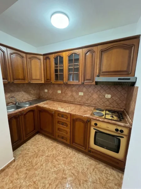 Tirane, jepet me qera apartament 1+1 Kati 5, 65 m² 400 € 