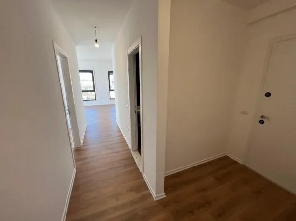 Tirane, jepet me qera ambjent biznesi , 600 € (kinostudio , porcelan)