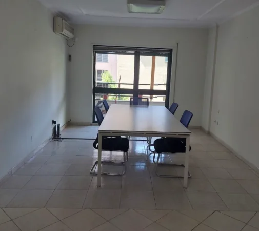 Tirane, jepet me qera zyre , 100 m² 1.500 € 
