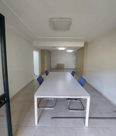 Tirane, jepet me qera zyre , 100 m² 1.500 € 