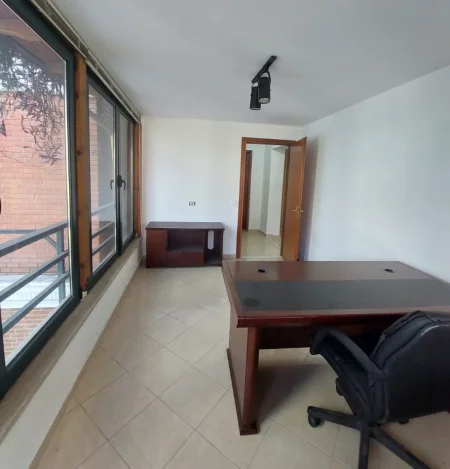 Tirane, jepet me qera zyre , 100 m² 1.500 € 