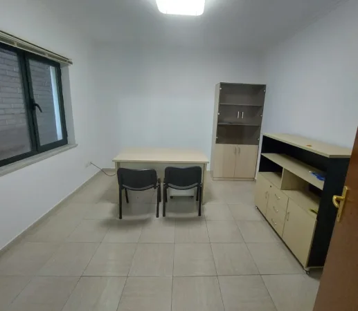 Tirane, jepet me qera zyre , 100 m² 1.500 € 