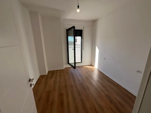 Tirane, jepet me qera zyre , 600 € (Xhamlliku , Oxhaku)