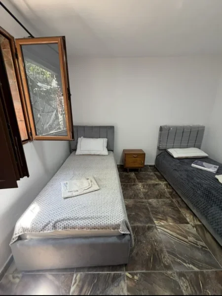 Tirane, jepet me qera apartament 1+1 Kati 1, 40 m² 300 € (Mine Peza)