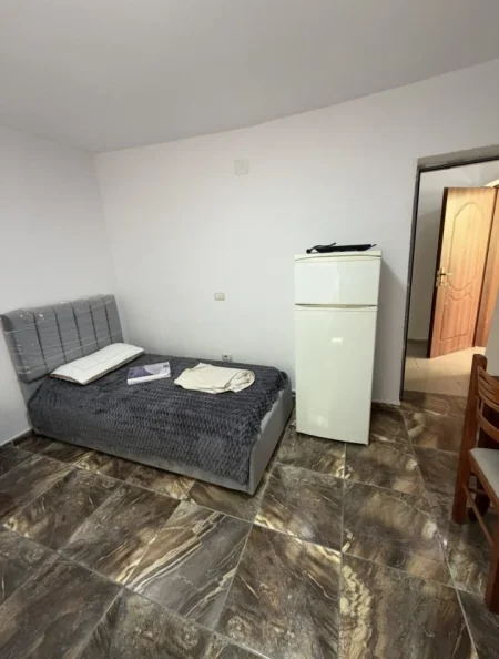 Tirane, jepet me qera apartament 1+1 Kati 1, 40 m² 300 € (Mine Peza)