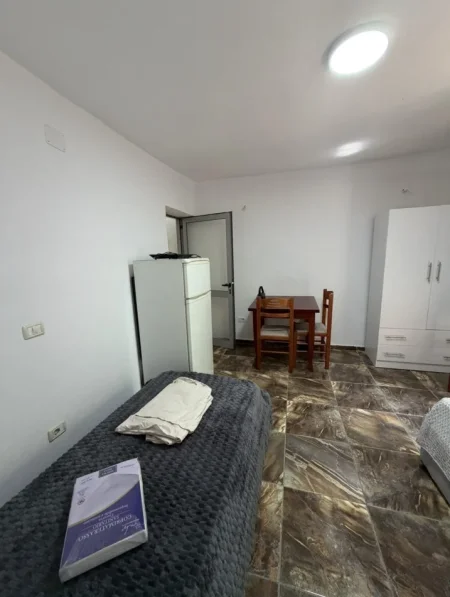 Tirane, jepet me qera apartament 1+1 Kati 1, 40 m² 300 € (Mine Peza)