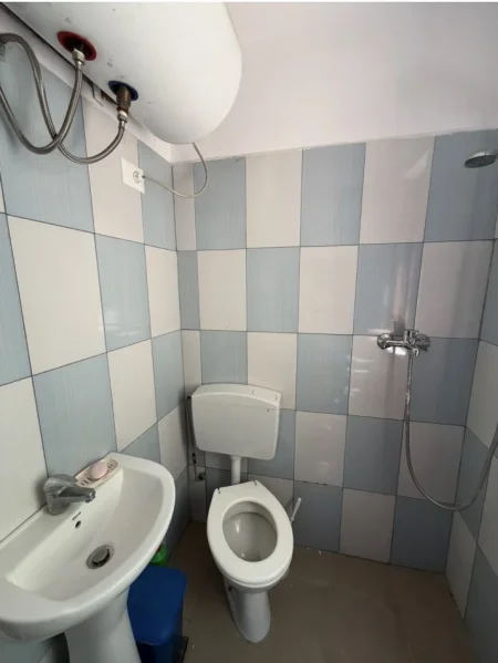 Tirane, jepet me qera apartament 1+1 Kati 1, 40 m² 300 € (Mine Peza)