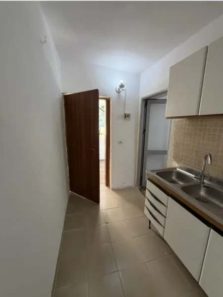 Tirane, jepet me qera apartament 1+1 Kati 1, 40 m² 300 € (Mine Peza)